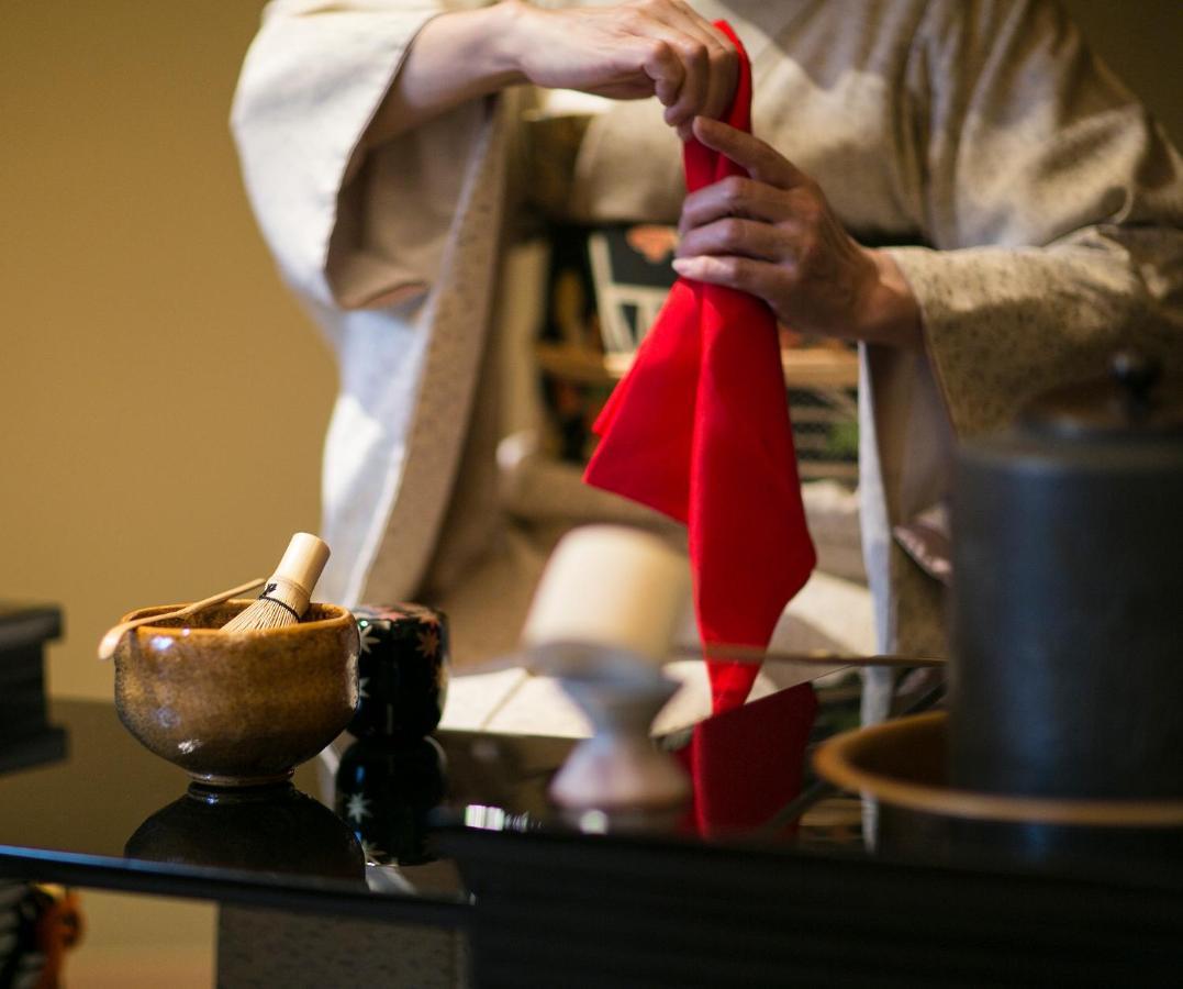 The Okura Tokyo Ξενοδοχείο Εξωτερικό φωτογραφία A Japanese woman wearing a hakama