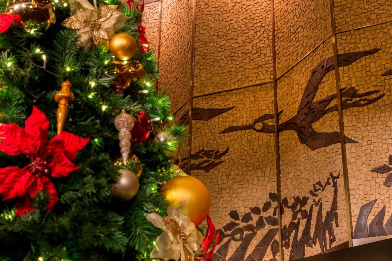 The Okura Tokyo Ξενοδοχείο Εξωτερικό φωτογραφία The Christmas tree at the Grand Hyatt Manila